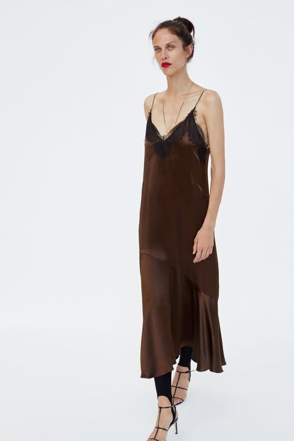 Una de nuestras opciones favoritas es este vestido lencero de Zara (49,95 €).