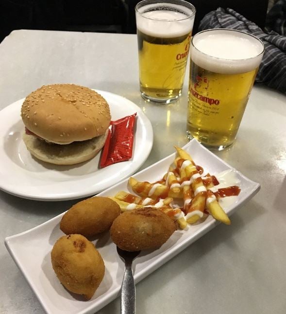 Indalo Tapas (Calle Pérez Galdós, 7): El Indalo es uno de los bares típicos de tapas gratis del centro de Madrid. Un sitio en el que puedes elegir la tapa que acompaña tu consumición. Y aunque este sea el más conocido, tienes más en otros rincones de Madrid (como en Calle Atocha, 14).