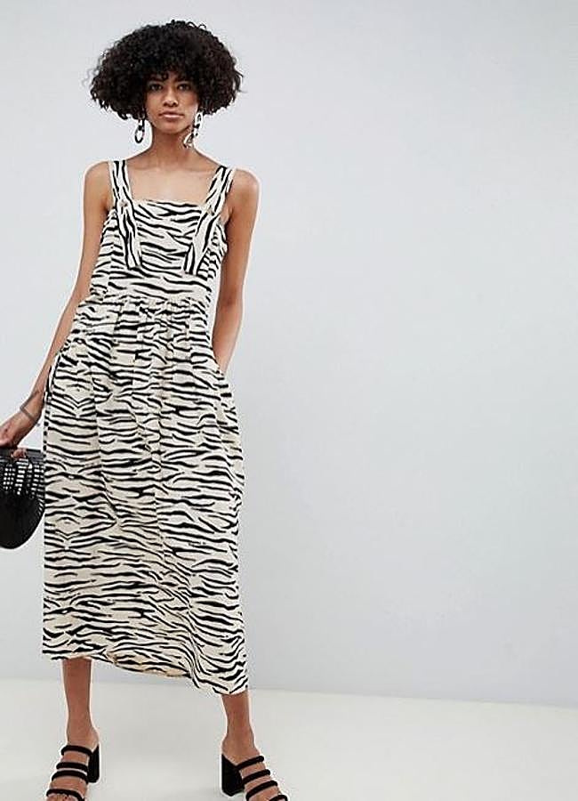 Vestido midi con tirantes tipo peto, de Asos.