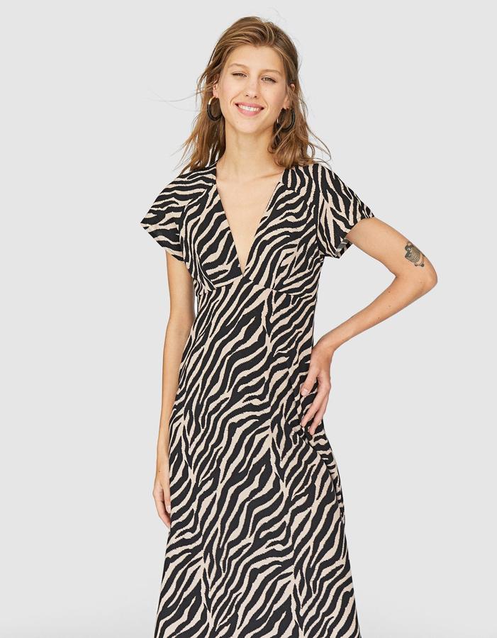 Vestido de Stradivarius (29,99 euros).