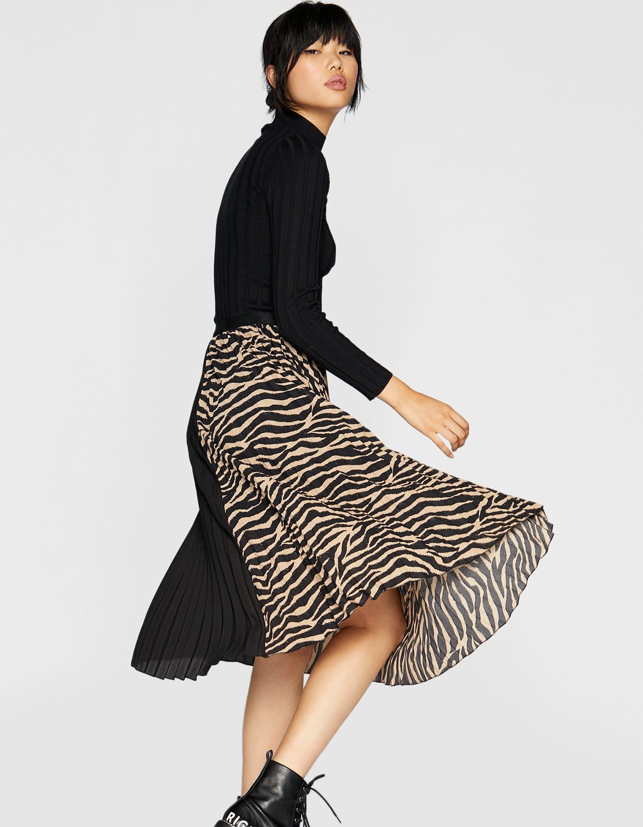 Falda plisada, de Stradivarius (19,99 euros).