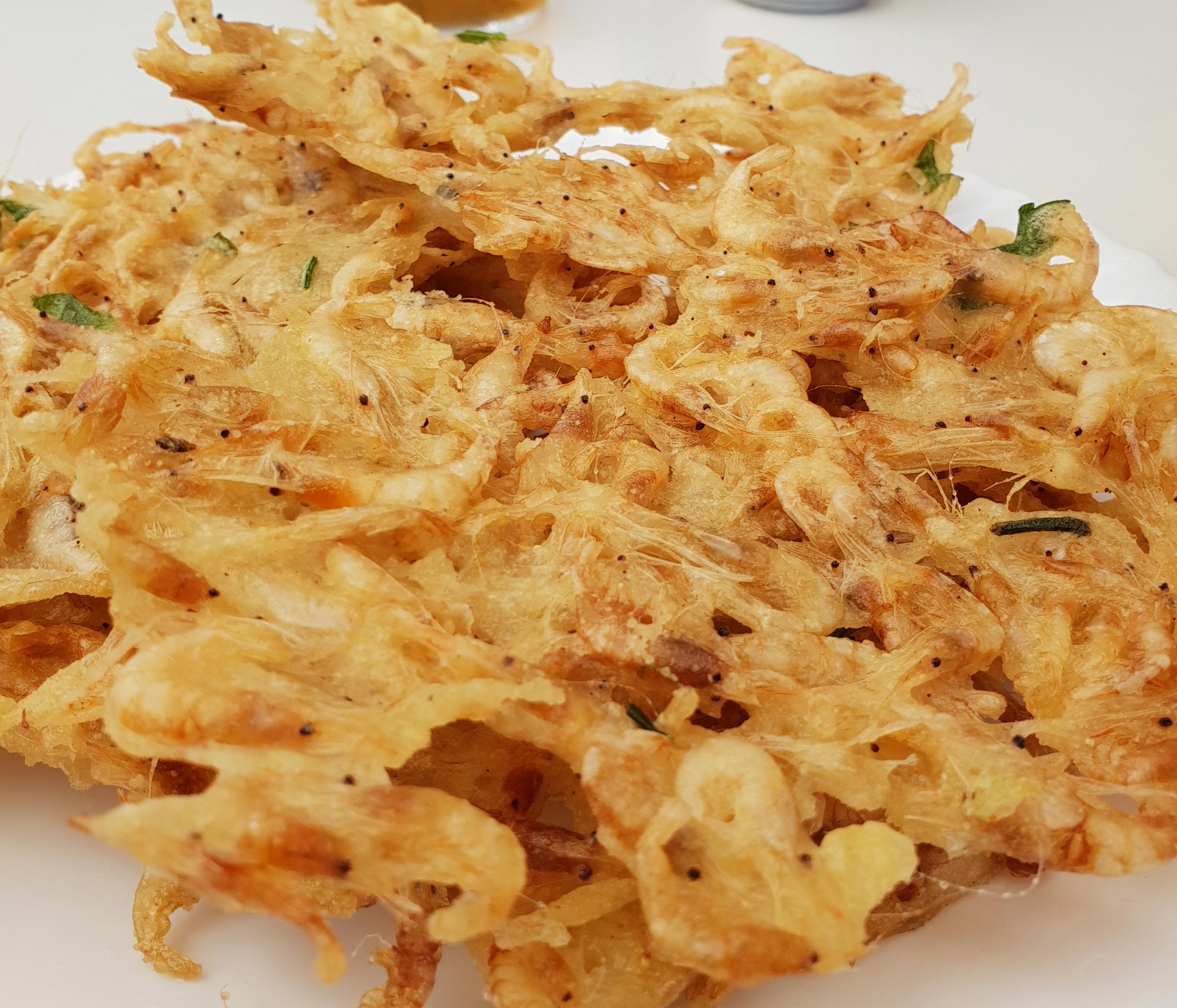 No te dejes impresionar por sus parroquianos ni esperes decoración de plena tendencia ni un servicio de lujo: al Bar León, un 'bar tradicional de los de toda la vida', se viene a comer las que probabemente son las mejores tortillitas de camarones de toda Andalucía. Y no vas a necesitar nada más...