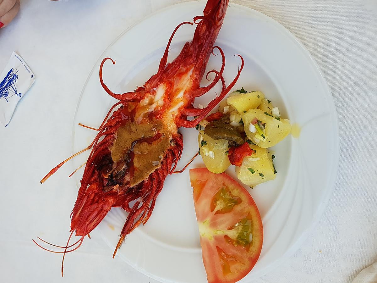 Si quieres comer un buen pescado fresco, una fritura que te haga olvidar la operación bikini por una buena causa, y el mejor marisco del verano, el Manguita, en Huerta del Retortillo, 1, Chicalana, es tu sitio.
