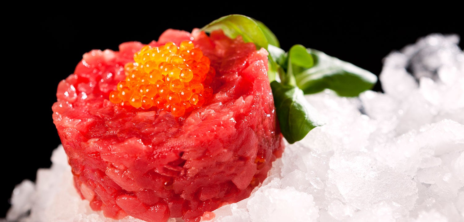 Dicen que "Antonio es el restaurante del mar de Zahara (está en la Bahía de la Plata, en Atlanterra), donde puedes comer a dos pasos de la orilla, casi oyendo las olas, pero con la elegancia de tierra adentro". Los sabores de sus platos son mar, tartar de atún o de gambas blancas, romanitas, pescados de roca a la sal, ortiguillas, calamares de potera… de esos que nunca se lleva el viento.