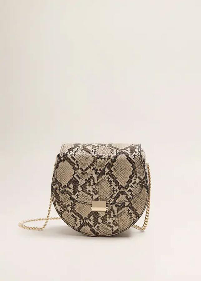 Bolso con solapa, cadena y estampado animal, 15,99 euros.