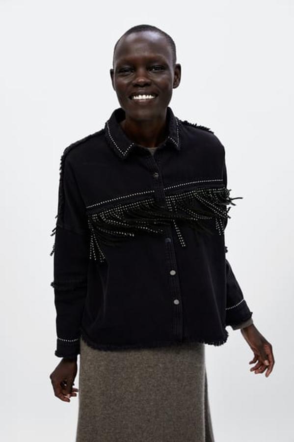 Cazadora denim de flecos en color negro, 39,95 euros.