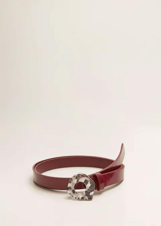 Cinturón de hebilla con relieve, 9,99 euros.