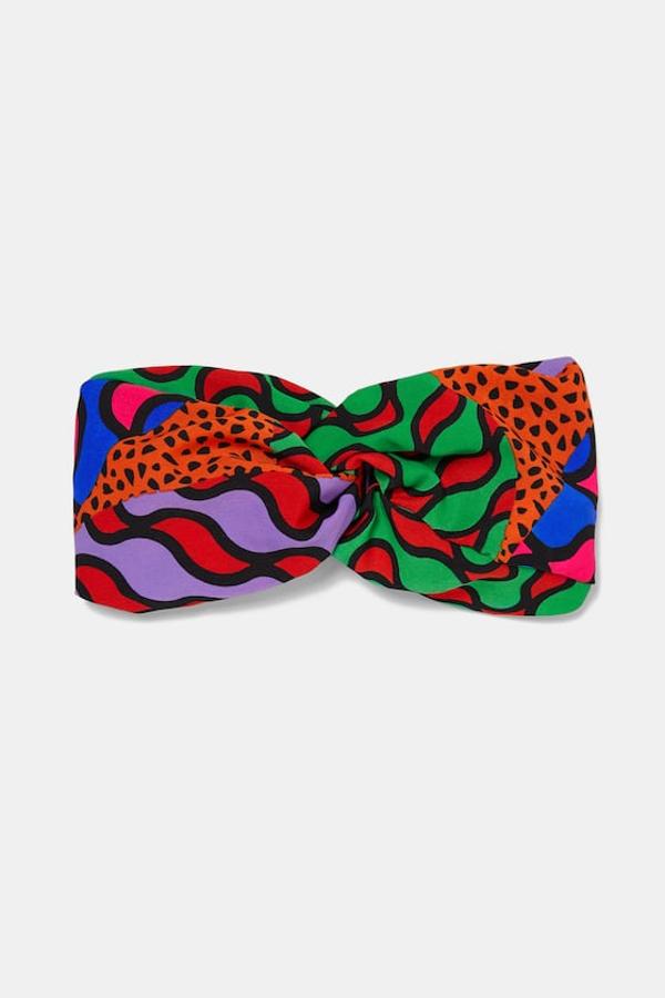 Diadema tipo turbante con diseño geométrico, 7,95 euros.