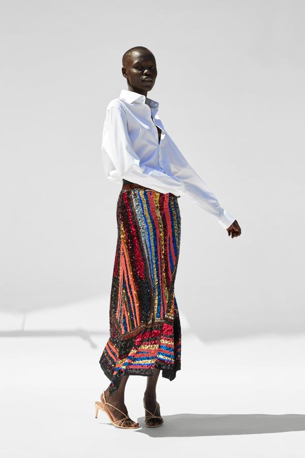 De largo midi y con lentejuelas multicolores formando rayas horizontales y verticales, esta falda de Zara ya está llamada a ser la estrella del otoño y la protagonista de los looks de invitada de boda más estilosos de la temporada.