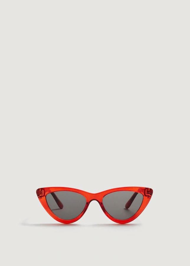 Gafas de sol cat-eye en color rojo, 15,99 euros.