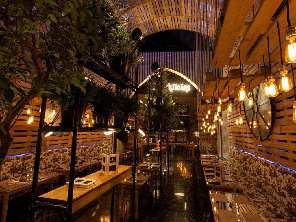 Las Delicias, en el maravilloso Vejer de la Frontera (calle Corredera, 31), es antiguo teatro reconvertido en restaurante que nos invita a saborear la visita con los cinco sentidos. Con una carta amplia, deliciosa y de precio más que moderado, el comensal disfrutará de conciertos en directo mientras se enamora de las vistas de uno de los pueblos más bonitos de España desde su mirador.