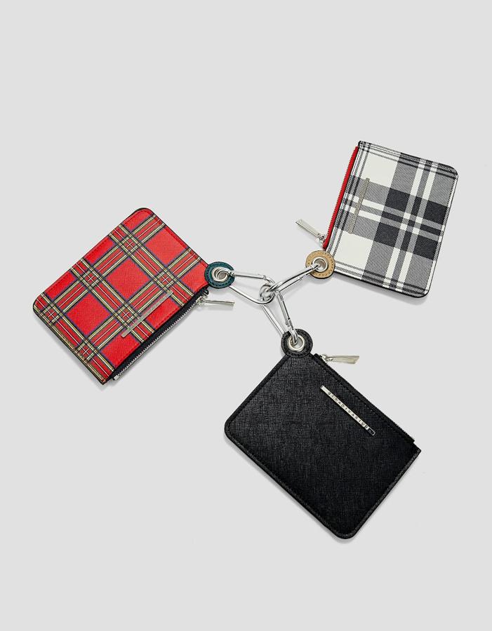 Tarjetero con mosquetón, 5,99 euros.