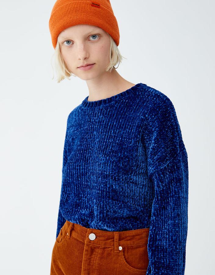 Jersey de chenilla con cuello redondo, 19,99 euros.