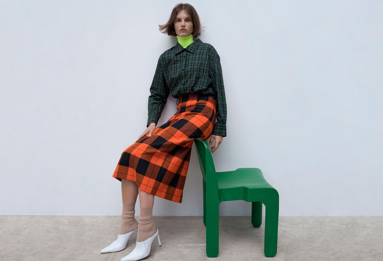 Esta falda de cuadros es una de las más deseadas  de la nueva colección de Zara. Imponente y llamativa por si misma, más vale que la combines con prendas neutras que le cedan todo el protagonismo. De lo contrario, caerás en el terrible maximalismo de inspiración kitsch (mal traída) de esta propuesta. Y el detalle de los mules blancos con calcetines ¡nos ha matado!