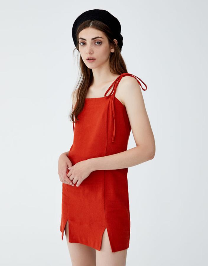 Vestido con escote recto en color rojo, 22,99 euros.