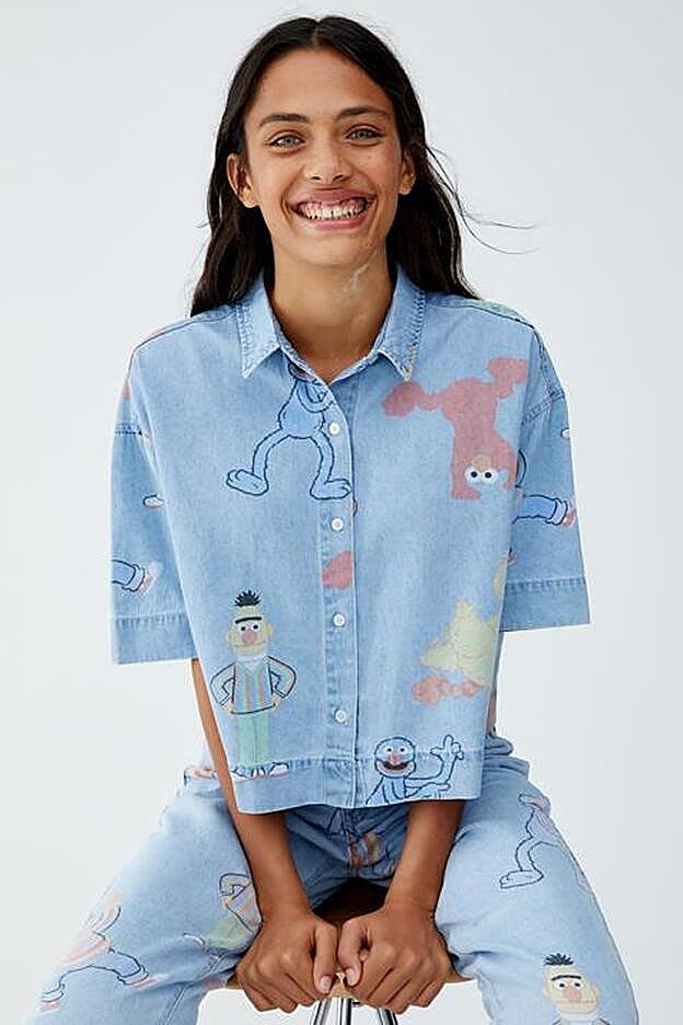 Camisa denim con dibujos de Barrio Sésamo de Pull and Bear.