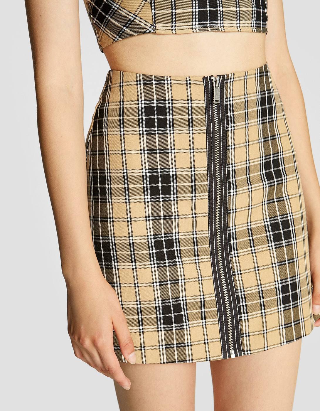 Si quieres vestir parecida a Aitana, esta falda debes tenerla. Ella la combina con el top que va a juego. Es de Stradivarius y cuesta 15,99 euros.