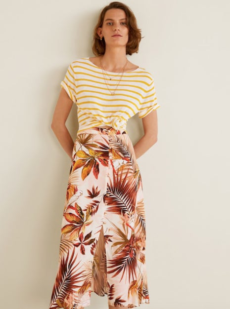 ¿Aún no tienes falda con estampado floral? Es un fondo de armario… Echa un vistazo a esta de Mango por 29,99 euros.