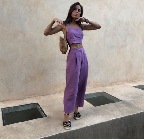 El estilo boho-casual de Nina Urgell nos parece tan feminista y erótico que este tipo de pantalones no pueden faltar nunca en su armario.