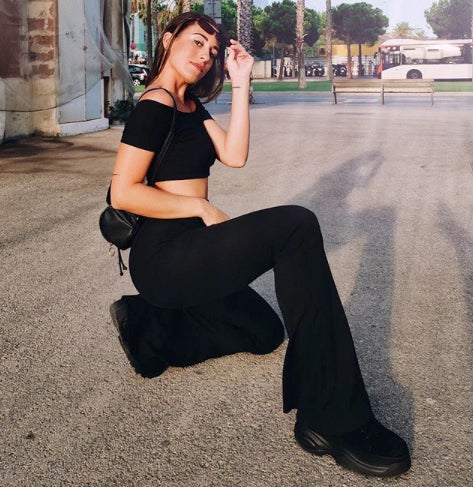 Aunque no es muy común ver a Paula Gonu con este tipo de pantalones, este verano nos ha regalado este posado. ¡Y los ha elegido negros!