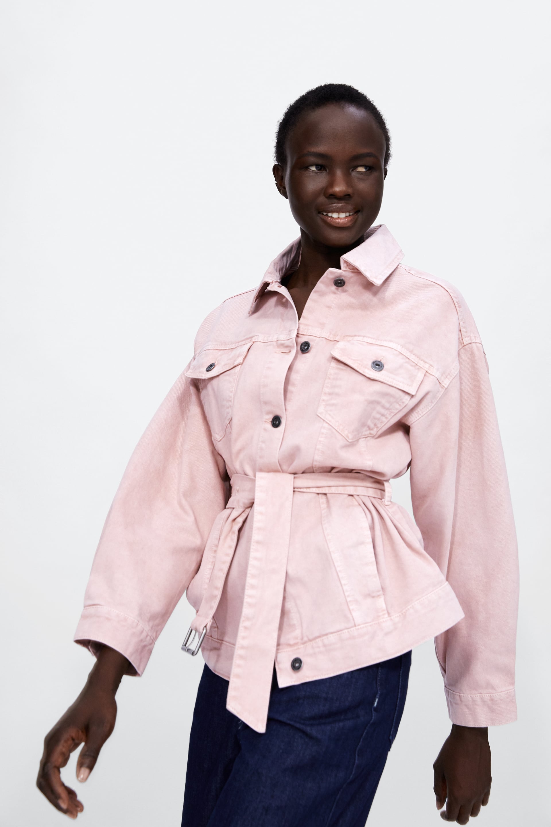 Rosa y con cinturón. Esta temporada toca marcar la cintura, hasta en la cazadora. Esta es de Zara (39,95 euros).