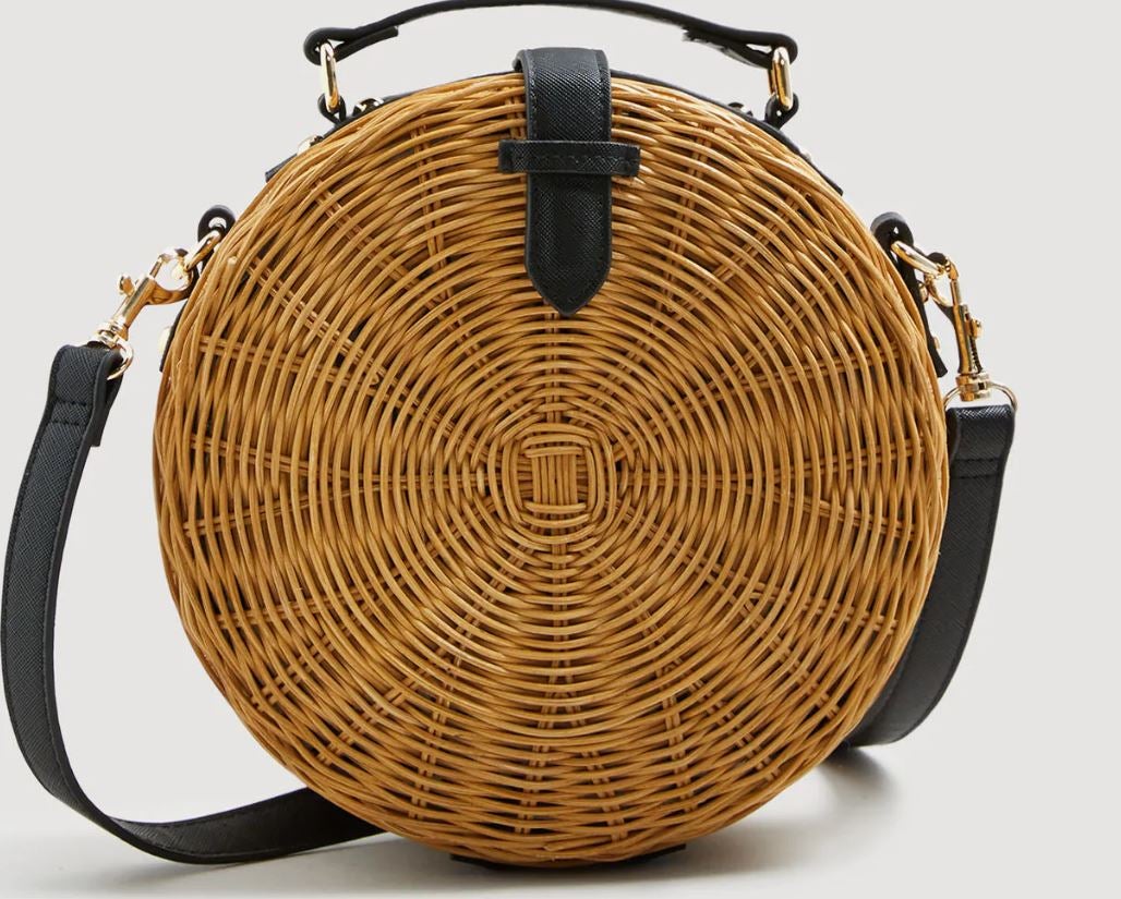 Cofre de bambú redondo. Con cierres y asas de piel, la larga extraíble, de Mango (39,99 euros).