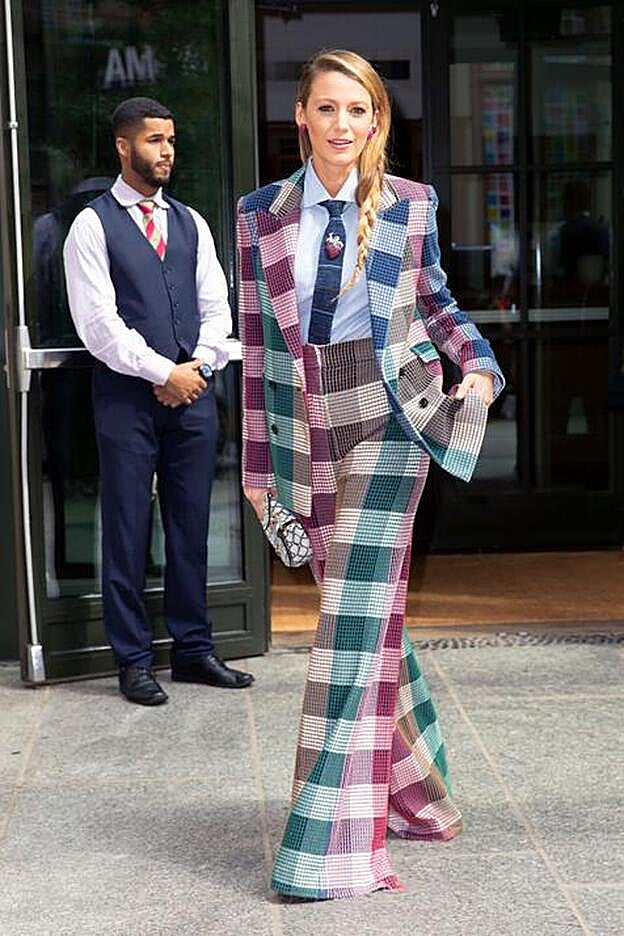 Con un traje de Roland Mouret.