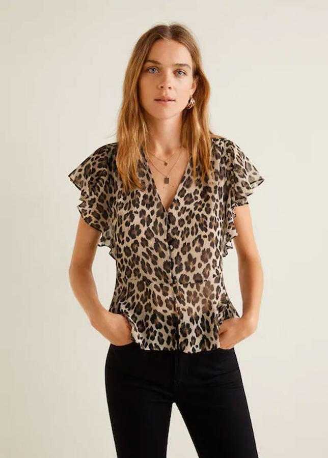 Blusa con estampado de leopardo y detalle de volantes, 29,99 euros.