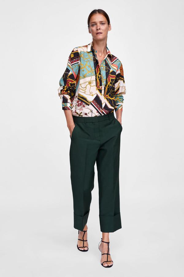 Perfecta para ir a la oficina, nos encanta cómo queda esta blusa de estampado pañuelo de Zara (29.95 euros) con pantalón de inspiración masculina.