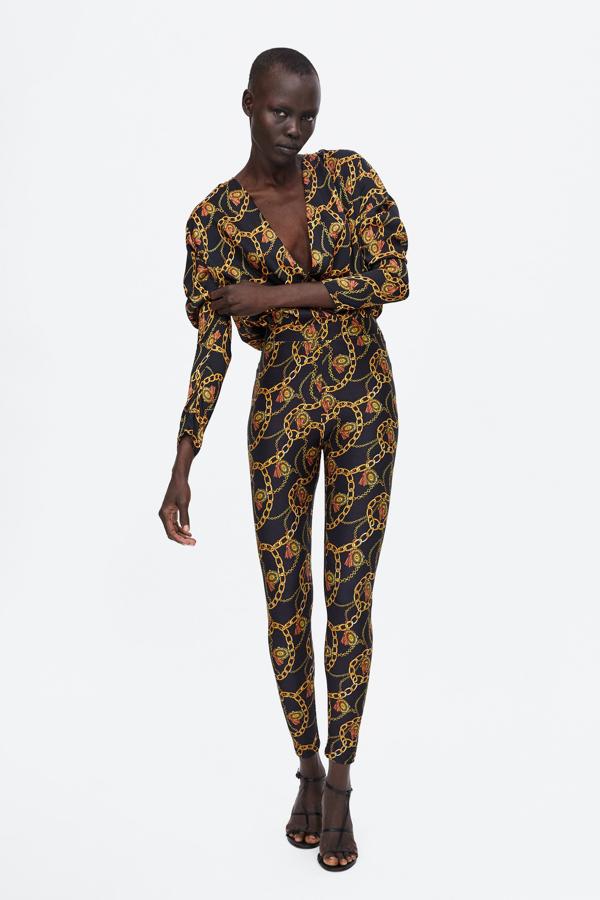 La colección primavera-verano 1991 de Versace es una de las más icónicas de la historia de la moda. Sus leggins y monos ajustadísimos con sus estampados 'tan Gianni' siempre estarán en el imaginario de las 'fashionistas'. Entendemos que Zara aquí ha querido hacer un 'remember', pero  aún no sabemos si nos atreveremos con esta combinación de body (25.95 euros) y pantalones (17.95 euros).