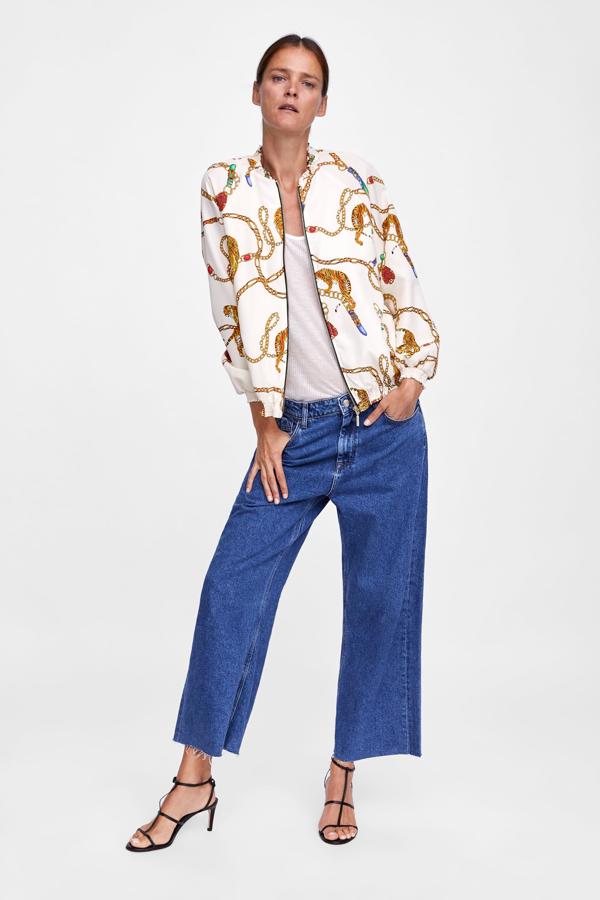 ¿Puede ser más noventera esta bómber con estampado pañuelo de Zara (29.95 euros). Y nos encanta cómo queda con vaqueros y camiseta básica.