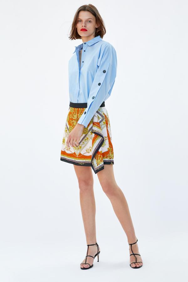 Esta versión mini de la falda pareo con estampado pañuelo de Zara (39.95 euros) nos parece un imprescindible de la próxima temporada por las mil posibilidades que ofrece. Nos encanta combinada con camisa de estilo masculino, perfecta para ir a la oficina.