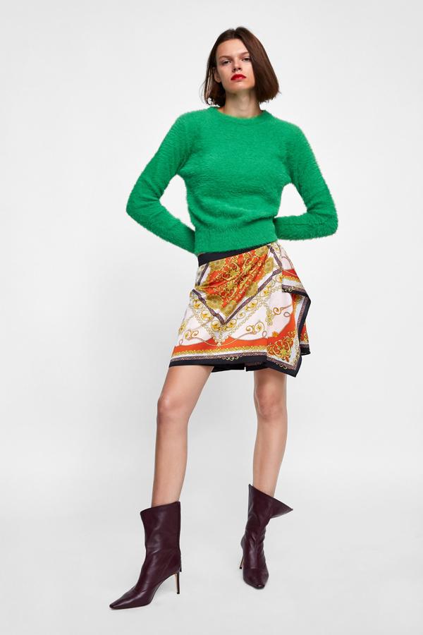 ¿Y por qué no meter aún más color al look? Ya sabemos que la falda de Zara (39.95 euros) no lleva verde, pero con un jersey corto en ese tono queda fenomenal.