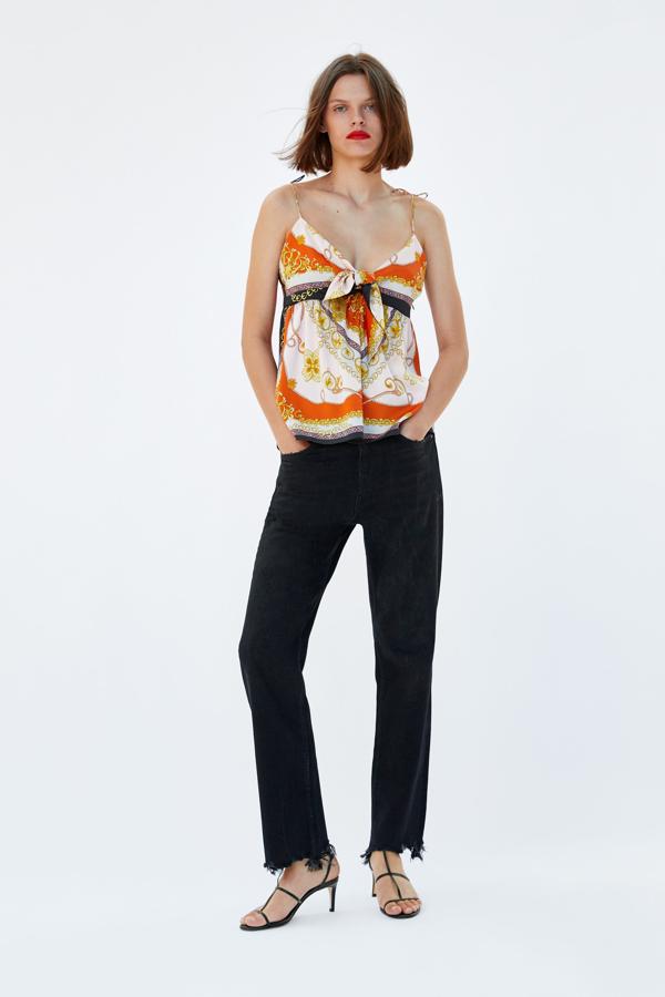 Y queda ideal con su estampado pañuelo (29.95 euros) combinado con unos 'flare jeans' negros como estos.