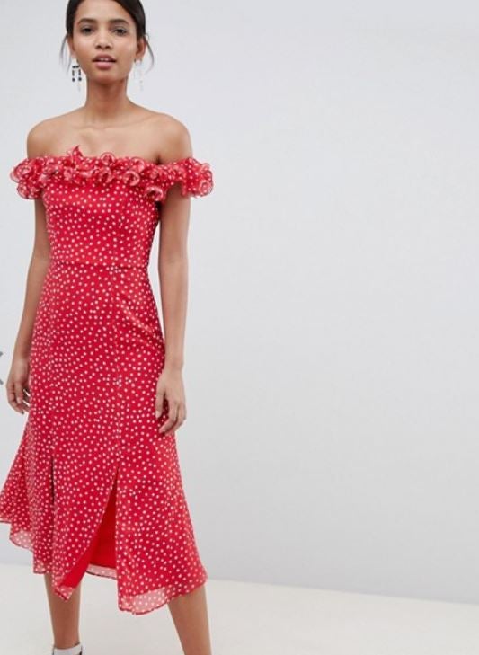 Por suerte, en las tiendas aún podemos encontrar algunos vestidos veraniegos de lunares rojos, perfectos para el final del verano. De fiesta y con volantes, de Keepsake (214,99 euros en Asos).