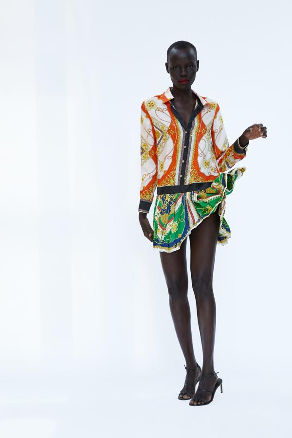 Este mini vestido camisero de Zara (49.95 euros) con estampado pañuelo y falda tableada nos tiene absolutamente enamoradas...