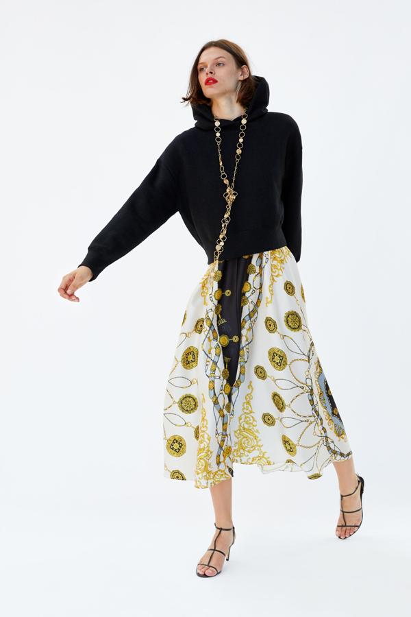 Sin embargo, de repente vemos este vestido de Zara que nos pondríamos para una boda o una fiesta muy especial combinado con una sudadera 'cropped'... ¡y nos encanta!