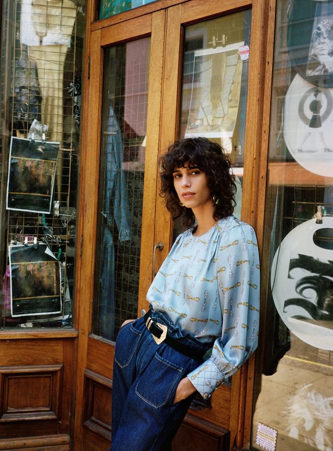 Sin duda, esta combinación es la más sencilla de todas, perfecta para aquellas que quieren sumarse a la tendencia sin arriesgar demasiado. El resultado es sensacional. La blusa cuesta 25.95 euros en Zara, y los jeans 'paper bag', 29.95 euros.