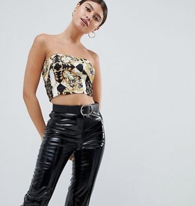 Top palabra de honor. Es de Pretty Little Things y no tiene tanto que envidiarle al Versace y sí una gran ventaja: cuesta 13,99 euros (en Asos).