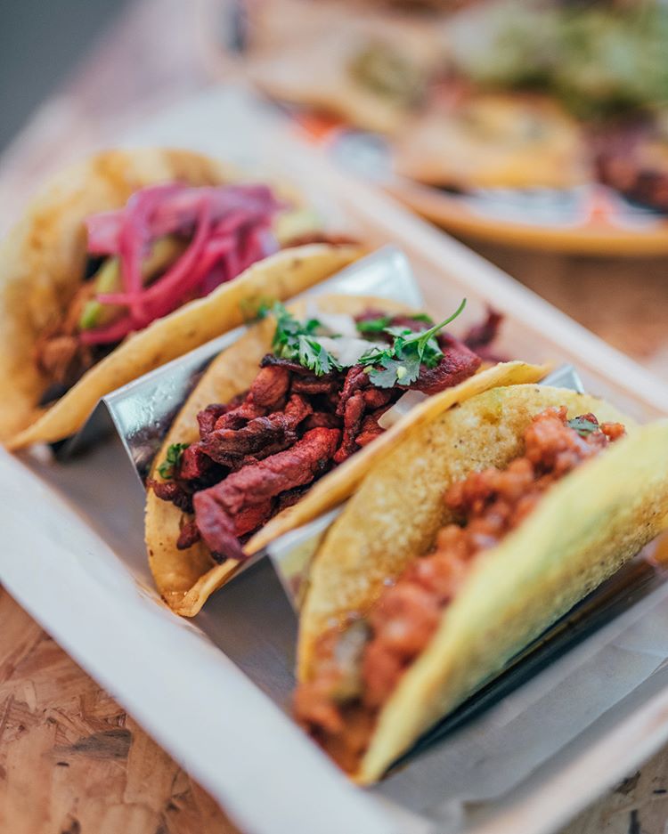 Cherry Pecas (Paseo de San Francisco de Sales 17, Madrid): Cherry Pecas es el restaurante mexicano de moda en Madrid, al que, por cierto, van todas las influencers. Lo mejor es que puedes elegir los ingredientes y combinar los tacos como más te guste.