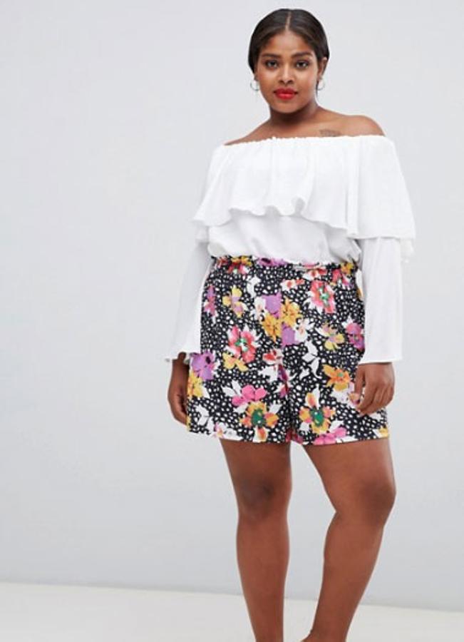 Falda pantalón corta con cintura paperbag y con estampado floral, 15,99 euros.