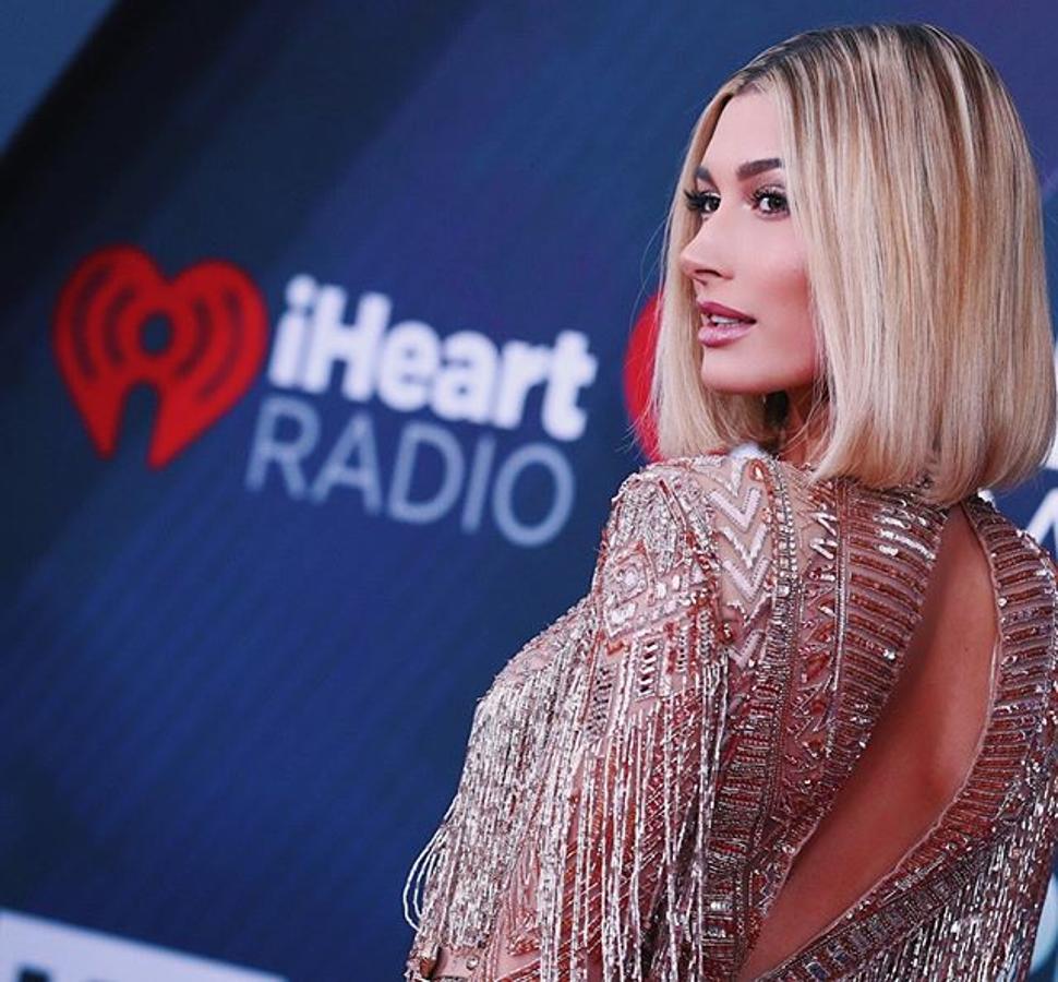 La modelo y futura esposa de Justin Bieber, Hailey Baldwin, con un bob liso.