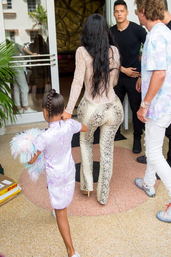 Como si acabara de salir de un rancho, pero con tacones y presumiendo de curvas, Kim Kardashian lleva la que sin duda es la peor versión del estampado de serpiente.