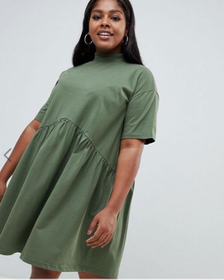 Minivestido amplio con cuello alto, 23,99 euros.