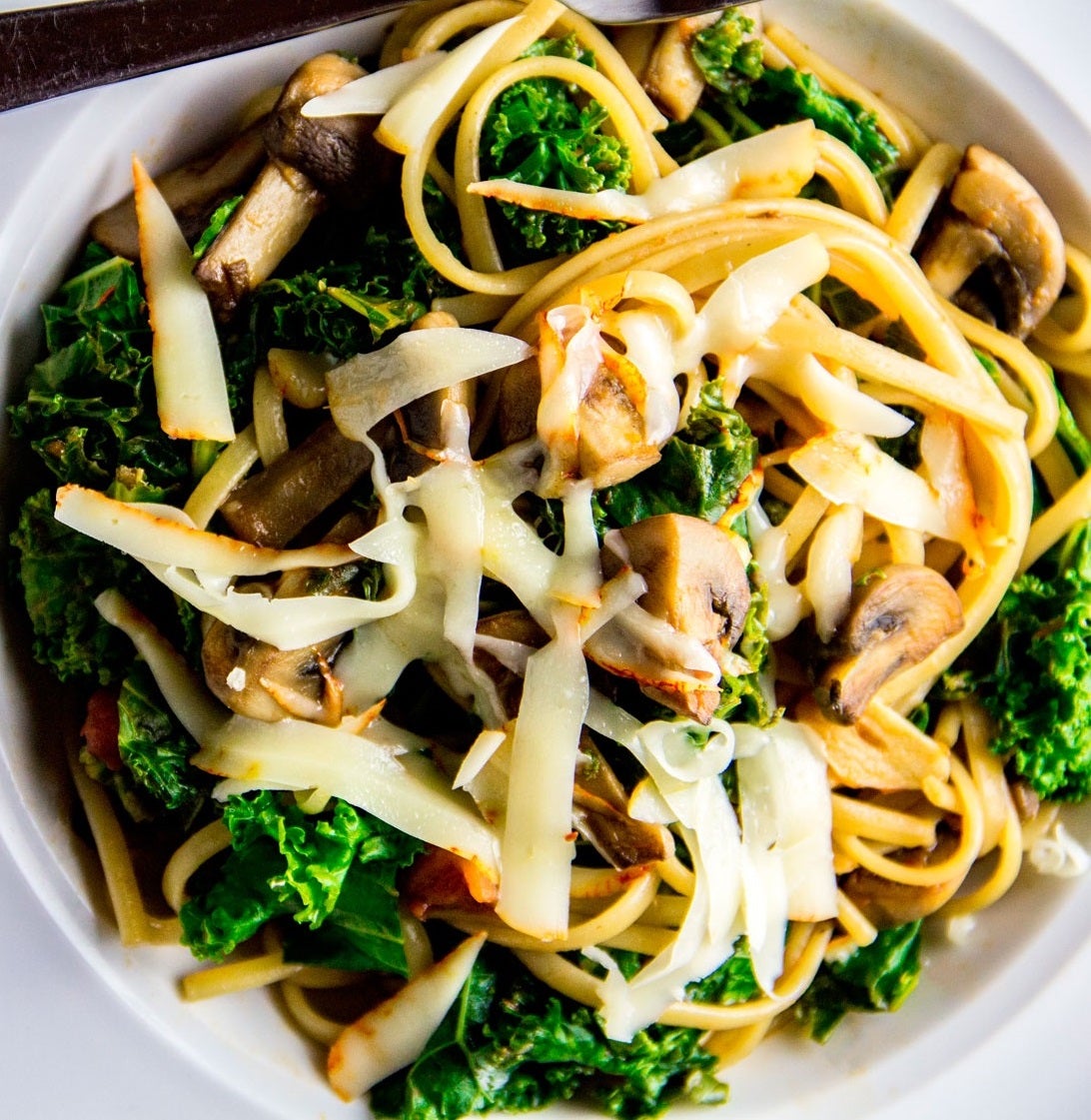 Ingredientes: 320 g de espaguetis, 400 g de boniatos, 3 hojas de kale, aceite de semillas de calabaza, especias al gusto, aceite de oliva virgen extra, 2 dientes de ajo, parmesano, sal y pimienta. Para la elaboración: Pela los boniatos, pícalos en dados y mézclalos con el aceite de calabaza y las especias, y ásalos durante 25 minutos. Con los tallarines ya cocidos, lava las hojas de kale con agua fría y trocéalas eliminando el nervio central. En una sartén grande añade el kale picado y saltéalo todo junto durante ocho minutos. Para terminar, salpimienta y espolvorea por encima con el queso parmesano rallado