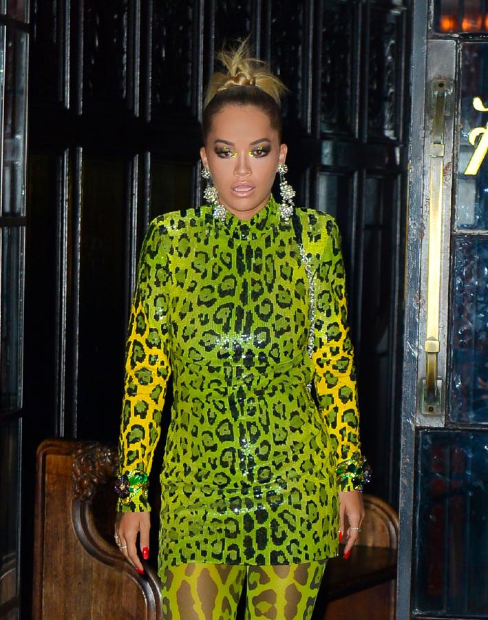 Brillos, tonos flúor, estampado animal, joyas XXL, maquillaje neón. Definitivamente, Rita Ora no podía ponerse más tendencias encima y al mismo tiempo. ¿Por qué las famosas nunca se acuerdan de que menos es más?