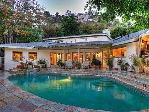 Vista de la piscina del inmueble.