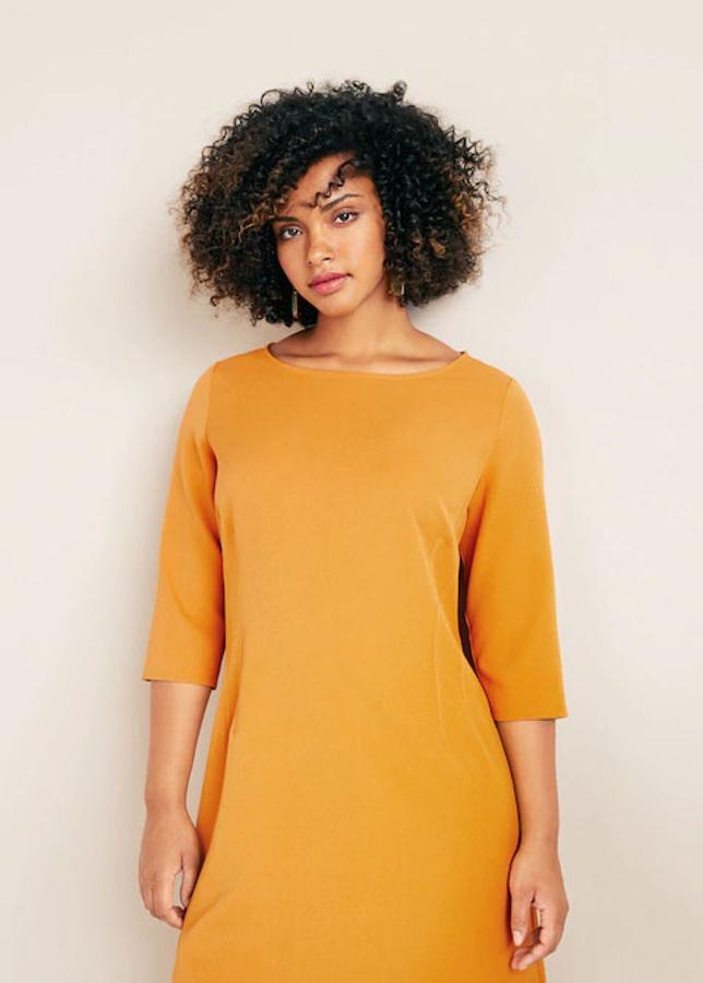 Vestido con detalle de pinzas en color mostaza, 39,99 euros.