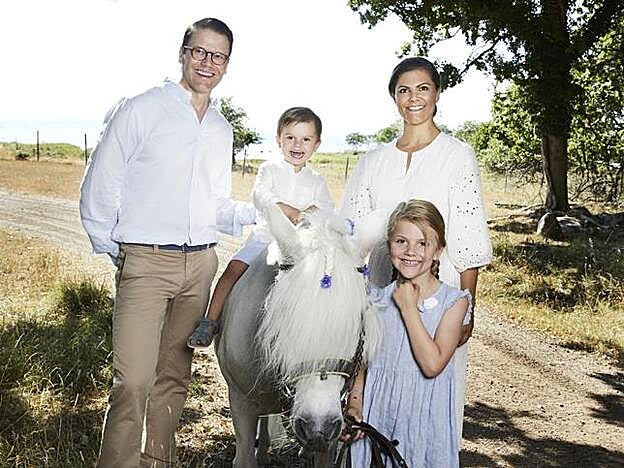 Victoria y Daniel de Suecia con sus hijos, Estelle y Oscar.