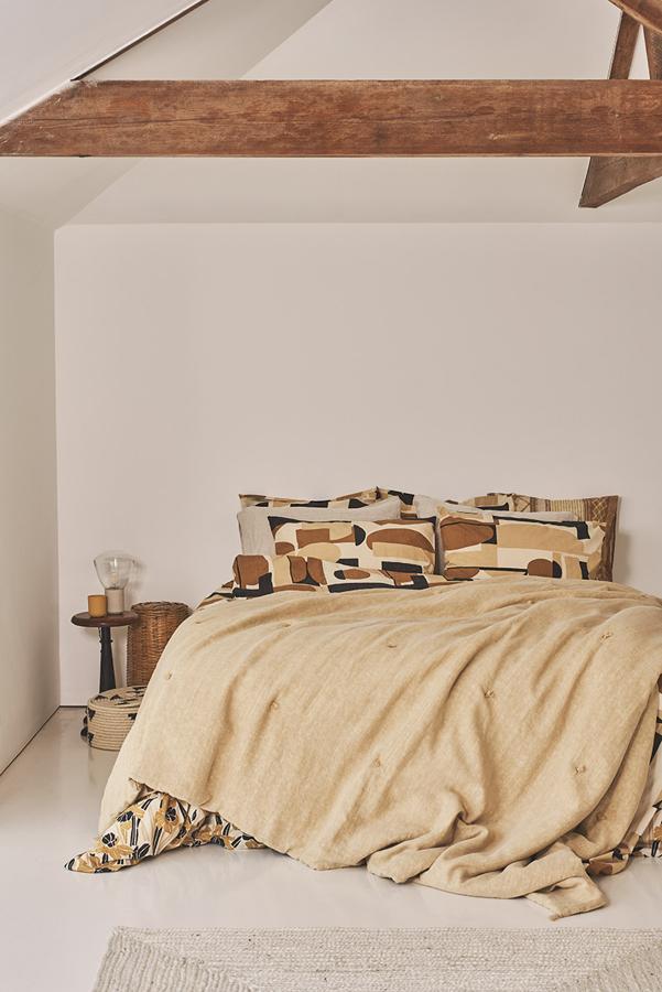 Los tonos tierra, del beige y el ocre a los marrones chocolate, se unen a la madera en dormitorios que apuestan por la calidez.